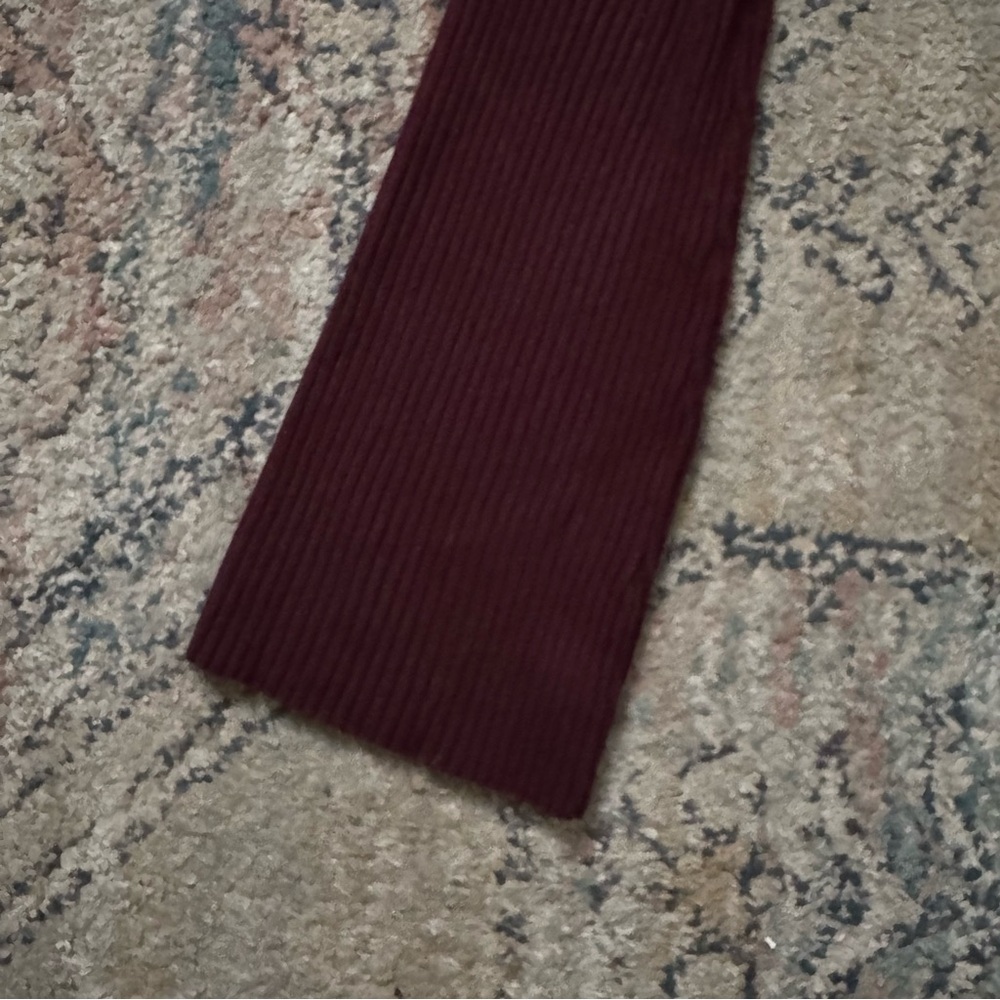 H&M Burgundy Ribbed Long Sleeve Knit Top with Sweetheart Neckline, Fall Capsule - Picture 6 of 6